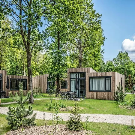 Modern Waterfront Lodge, Located Within Surroundings Сasa de vacaciones