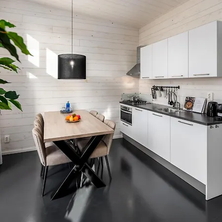 Modern Waterfront Lodge, Located Within Surroundings Сasa de vacaciones *